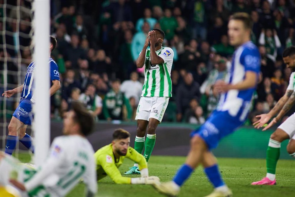 Cedric Bakambu se lamenta tras una ocasión en el Betis-Alavés de LaLiga EA Sports 23-24