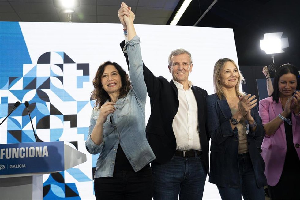 La presidenta de la Comunidad de Madrid, Isabel Díaz Ayuso, y el presidente de la Xunta y candidato a la reelección, Alfonso Rueda, durante un mitin de campaña del PPdeG