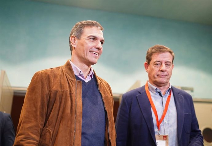 Archivo - El presidente del Gobierno, Pedro Sánchez, y el candidato del PSdeG a presidir la Xunta de Galicia, José Ramón Gómez Besteiro, durante la convención política del PSOE, a 20 de enero de 2024, en A Coruña, Galicia (España). El PSOE celebra duran