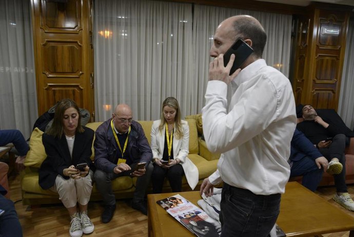 El alcalde de la ciudad y presidente de DO, Gonzalo Pérez Jácome (2d), habla por teléfono durante el seguimiento de la jornada electoral de los comicios autonómicos de Galicia, en el Hotel Princess, a 18 de febrero de 2024, en Ourense, Galicia (España).
