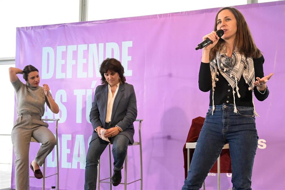 (I-D) La exministra de Igualdad, Irene Montero, la candidata a la Presidencia de la Xunta, Isabel Faraldo, y la secretaria general de Podemos, Ione Belarra, durante un acto en el Palacio de Exposiciones y Congresos Palexco, a 10 de febrero de 2024. 