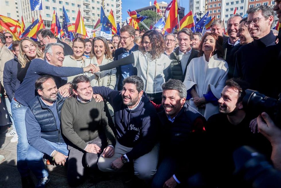 (I-D arriba) La presidenta de la Junta de Extremadura, María Guardiola, el presidente del PP Vasco, Javier de Andrés, la presidenta del Govern balear, Marga Prohens, la secretaria general del PP, Cuca Gamarra, el presidente del Partido Popular, Alberto 
