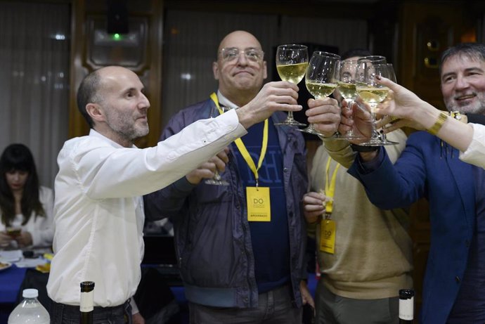 El alcalde de la ciudad y presidente de DO, Gonzalo Pérez Jácome (1i), y el candidato a la Xunta de Galicia, Armando Ojea (2i), celebran durante el seguimiento de la jornada electoral de los comicios autonómicos de Galicia