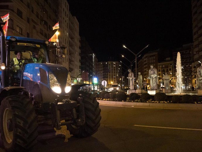 Tractores acceden al centro de Logroño por la calle Chile hasta Gran vía donde han mantenido en parte cortada la Avenida hasta medianoche