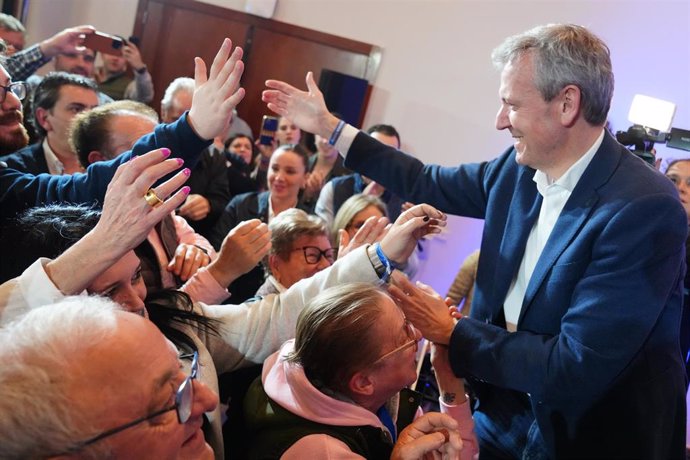 El candidato Popular a la Xunta, Alfonso Rueda, celebra la victoria durante el seguimiento de la jornada electoral de los comicios autonómicos de Galicia, en el hotel Eurostars de San Lázaro, a 18 de febrero de 2024, en Santiago de Compostela, A Coruña,