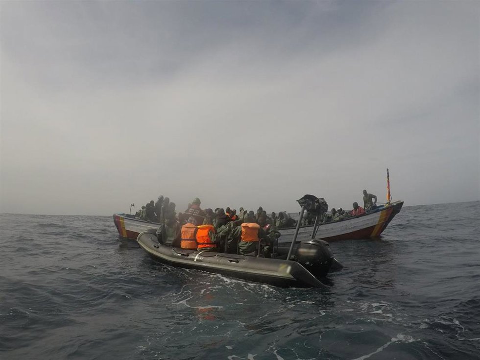 Una patrulla de la Armada Real de Marruecos asistiendo una embarcación de migrantes
