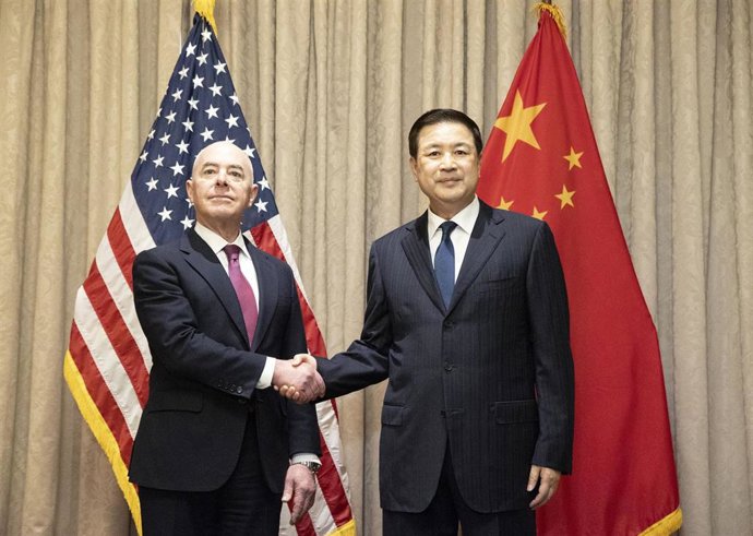 El secretario de Seguridad Nacional de EEUU, Alejandro Mayorkas, y el ministro de Seguridad Pública de China, Wang Xiaohong, en Viena