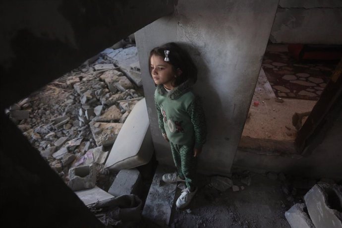 Una niña palestina entre las ruinas de un edificio en la Franja de Gaza