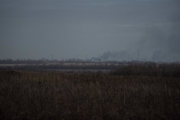 Una columna de humo en la fábrica de coque de la ciudad de Avdiivka, situada en la provincia de Donetsk, en el este de Ucrania (archivo)