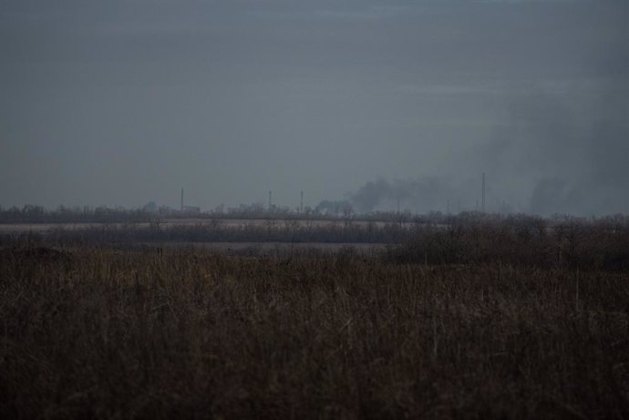 Una columna de humo en la fábrica de coque de la ciudad de Avdiivka, situada en la provincia de Donetsk, en el este de Ucrania (archivo)