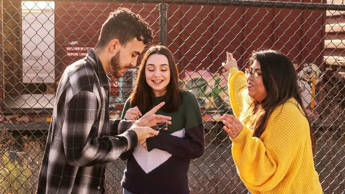 Adolescentes mirando un móvil