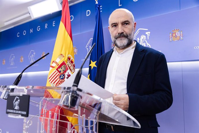 El diputado de BNG Néstor Rego durante una rueda de prensa anterior a la reunión de la Junta de Portavoces, en el Congreso de los Diputados, a 30 de enero de 2024, en Madrid (España).