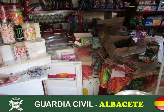 Imagen del interior del quiosco asaltado.