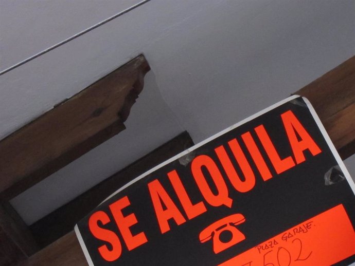 Archivo - Cartel de 'se alquila'