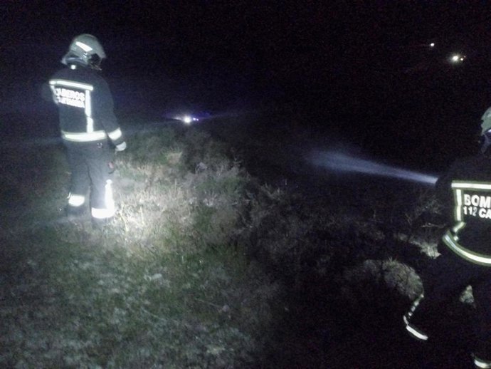Bomberos del 112 sofocan un incendio próximo a la N-611 a su paso por Cervatos