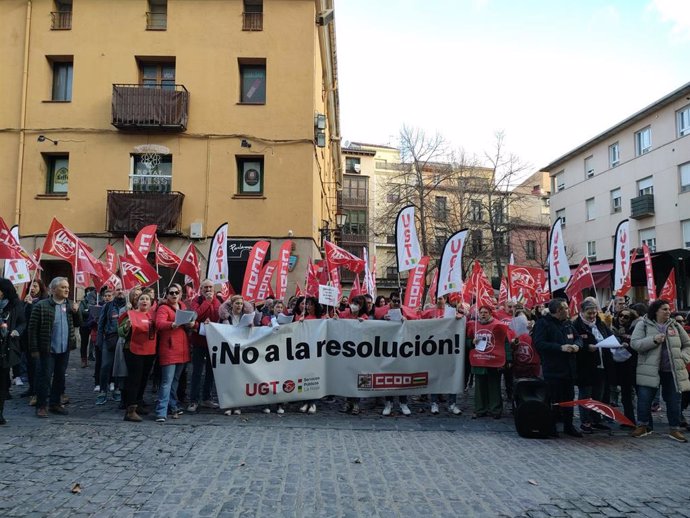 Una concentración de UGT y CCOO reclama la retirada de la resolución por incumplir ratios de residencias en La Rioja