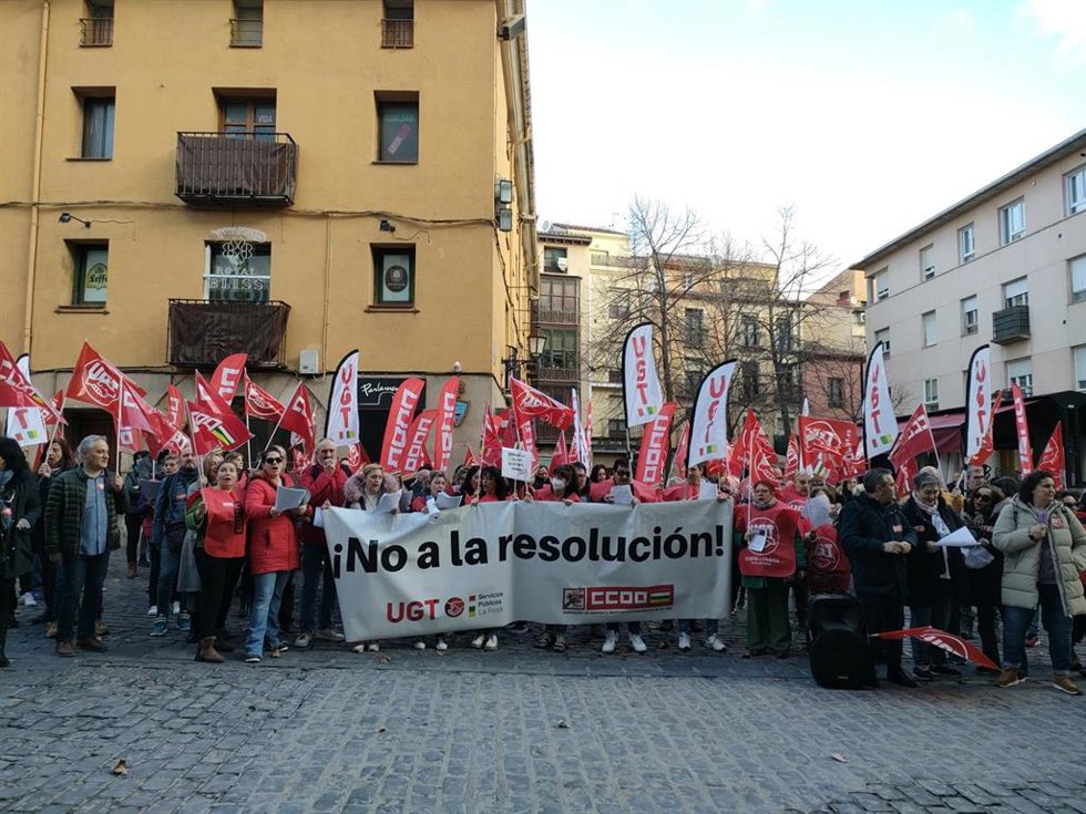 Una concentración de UGT y CCOO reclama la retirada de la resolución por incumplir ratios de residencias en La Rioja