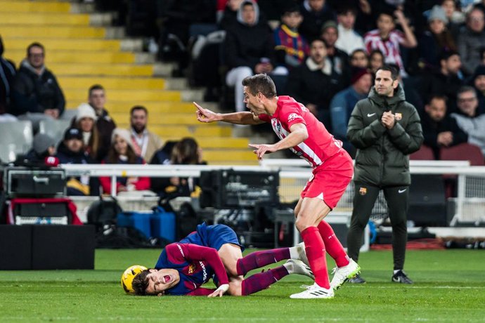 Archivo - Joao Felix of FC Barcelona in action against Cesar Azpilicueta of Atletico de Madrid during the Spanish league, La Liga EA Sports, football match played between FC Barcelona and Atletico de Madrid at Estadi Olimpic de Montjuic on December 03, 