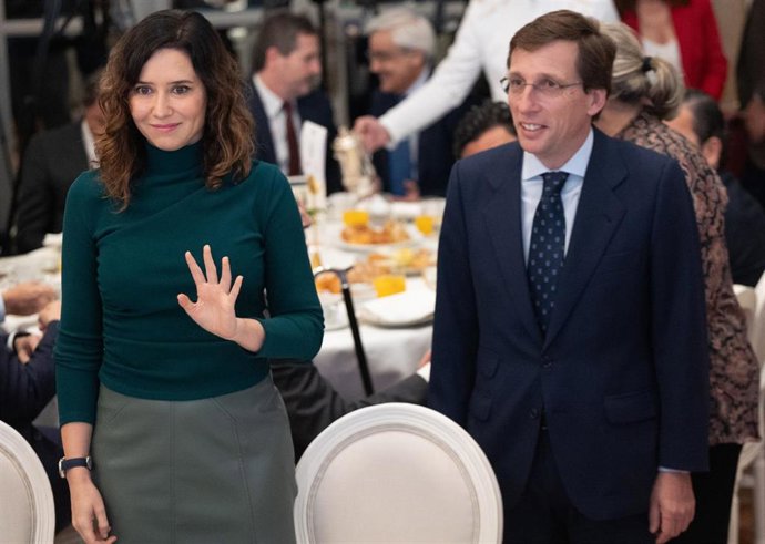 Isabel Díaz Ayuso, presidenta de la Comunidad de Madrid junto al alcalde José Luis Martínez-Almeida