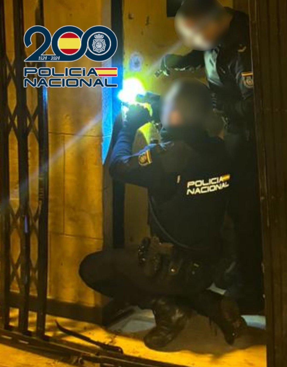 Dos detenidos por robar en un bar de Elche tras sorprender a uno de ellos atascado en una ventana