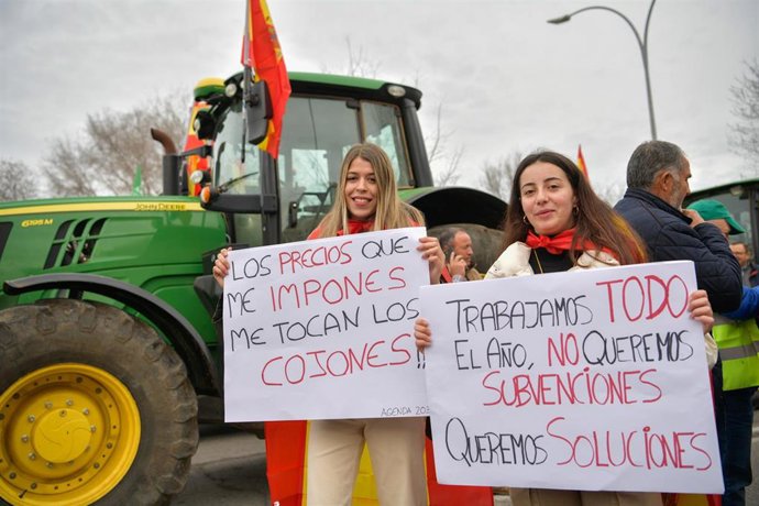 Jóvenes con pancartas durante la tercera jornada de protestas de los ganaderos y agricultores para pedir mejoras en el sector en Ciudad Real