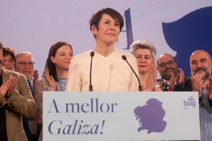 La portavoz nacional del BNG, Ana Pontón, aplaude durante una rueda de prensa para valorar los resultados de las elecciones gallegas