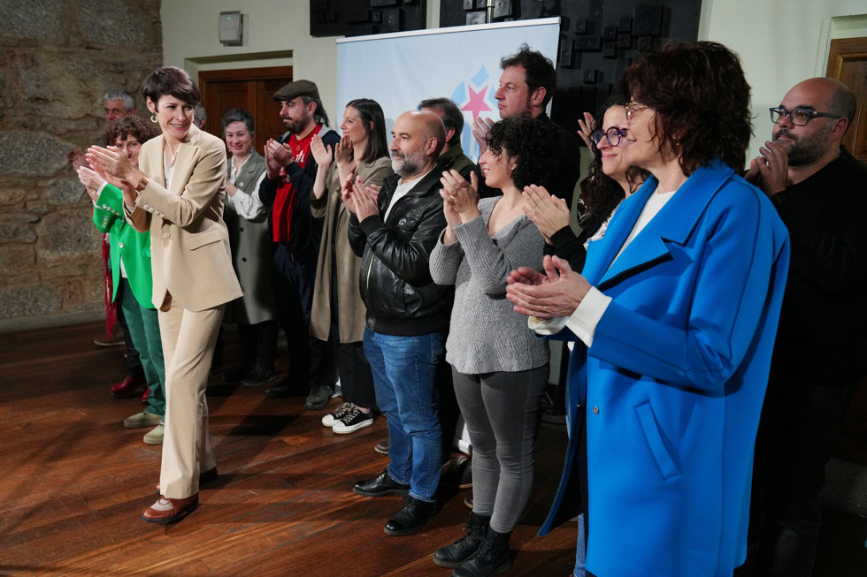 La portavoz nacional del BNG, Ana Pontón, aplaude durante una rueda de prensa para valorar los resultados de las elecciones gallegas