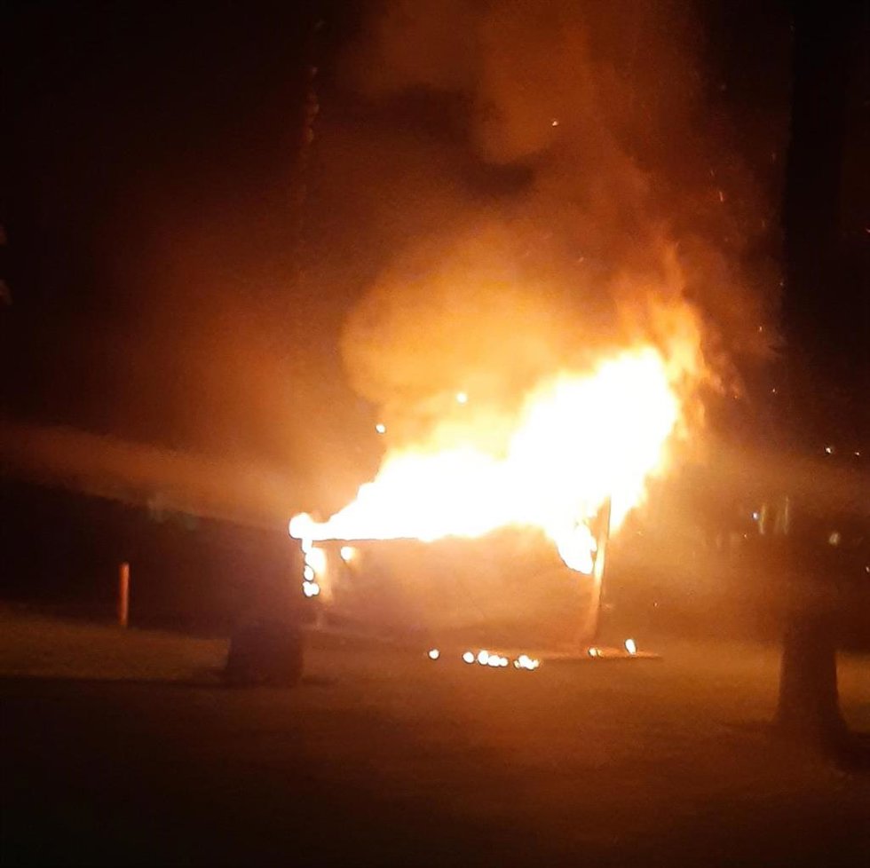 Una persona sin identificar cometió el pasado viernes un acto de vandalismo incendiando la patera ubicada en los jardines del Campus de Guajara, unos hechos ocurridos en torno a las 20.00 horas