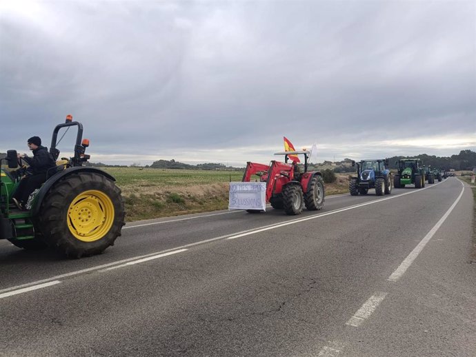 Tractores participando en la protesta por la crisis del sector primario.