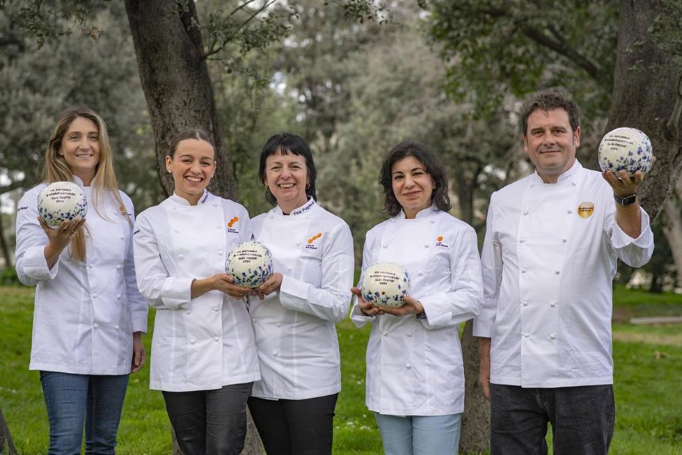 Chefs de los  restaurantes Les Cols, A Tafona, Loreto y La Revelía, nuevos Soles Sostenibles de la Guía Repsol