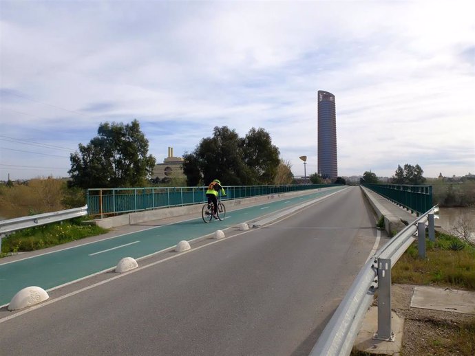Imagen de recurso de un carril BUS-VAO con Torre Sevilla al fondo.