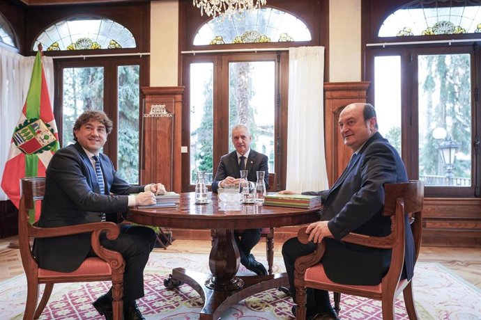 (I-D) El secretario general del PSE-EE, Eneko Andueza; el lehendakari, Iñigo Urkullu y el presidente del PNV, Andoni Ortuzar, durante una reunión, en el Palacio de Ajuria Enea, a 19 de febrero de 2024, en Vitoria-Gasteiz, Álava, País Vasco (España). Dur