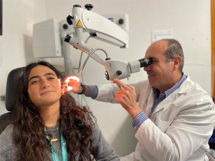 El doctor Enrique Ruiz Veguilla con una paciente.