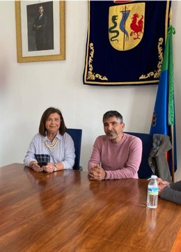 La delegada de Justicia, Administración Local y Función Pública de la Junta en Huelva, Carmen Céspedes, y el alcalde de Berrocal, Ángel Luis Romero.
