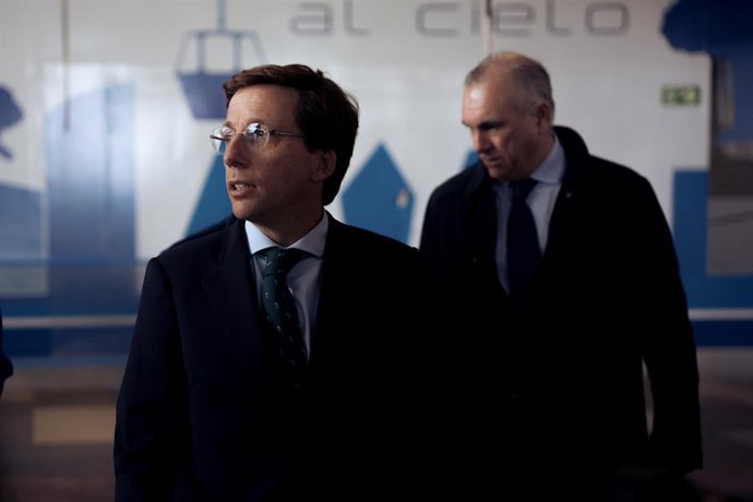 El alcalde de Madrid, José Luis Martínez-Almeida, durante su visita a las instalaciones del Teleférico de Madrid en la Casa de Campo