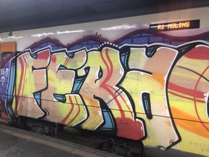 Archivo - Tren de Renfe con grafiti.