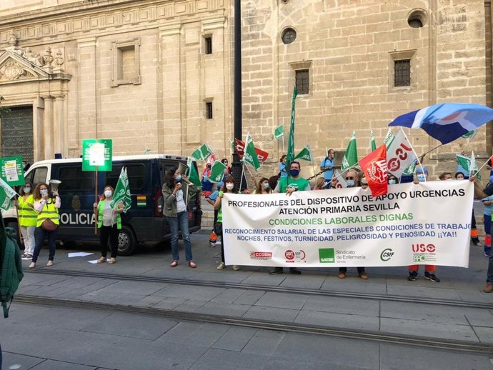 Archivo - Imagen de archivo de una concentración de Satse ante el SAS en Sevilla por los equipos de apoyo de urgencias en Atención Primaria.