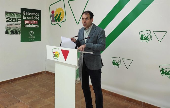 El coordinador general de IU Andalucía, Toni Valero, en rueda de prensa en Málaga.