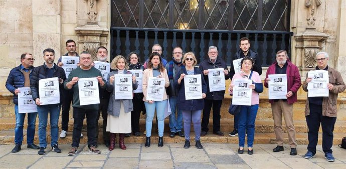 Miembros de la Plataforma per la Memòria Democràtica este lunes en la plaza de Cort para conmemorar a las víctimas de la Guerra Civil y el franquismo.