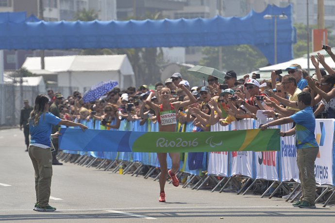 La española Elena Congost tras ganar el maratón de los Juegos Paralímpicos de París de 2024
