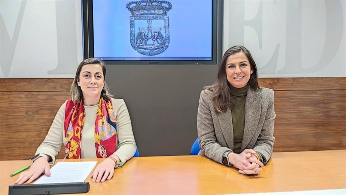 Las concejalas de Vox Oviedo  Sonsoles Peralta y Alejandra González, en rueda de prensa.