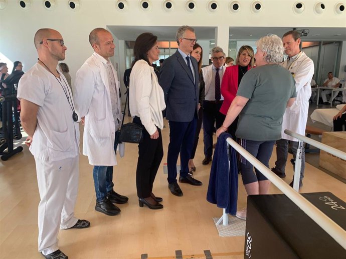 El consejero de Salud visita el gimnasio para pacientes oncológicos del hospital Santa Lucía.