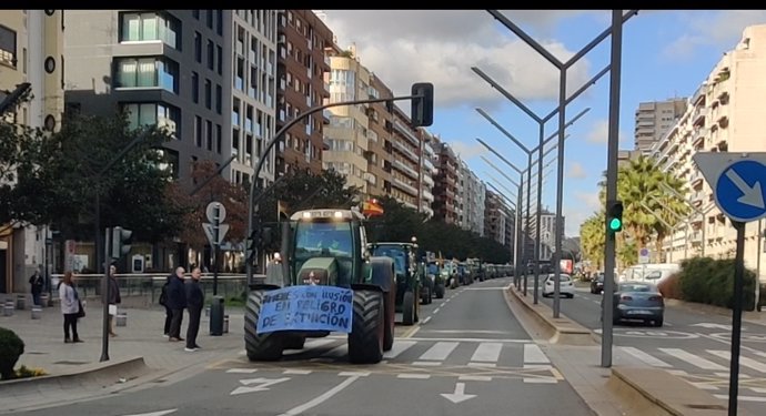 Los agricultores protestan nuevamente con sus tractores este lunes por la Gran Vía de Logroño