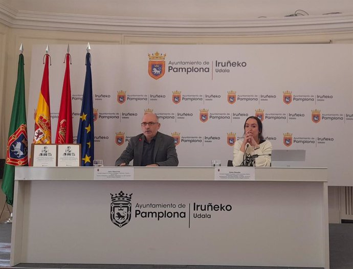 El concejal delegado de Gobierno Estratégico, Urbanismo, Vivienda y Agenda 2030 del Ayuntamiento de Pamplona, Joxe Abaurrea, y la concejala delegada de Igualdad, Acción Comunitaria, Barrios, Participación Ciudadana y Euskera, Zaloa Basabe