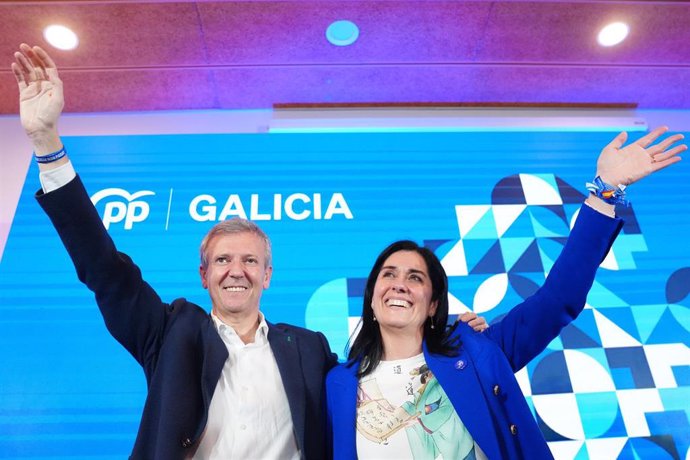 El candidato Popular a la Xunta, Alfonso Rueda, junto a la secretaria general del partido en Galicia, Paula Prado, celebra la victoria durante el seguimiento de la jornada electoral de los comicios autonómicos de Galicia, en el hotel Eurostars de San Láza