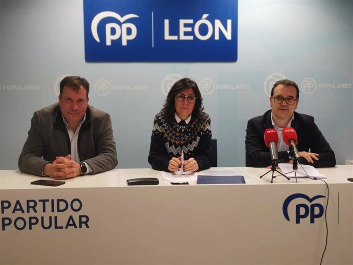 Los procuradores del PP por León durante la rueda de prensa.