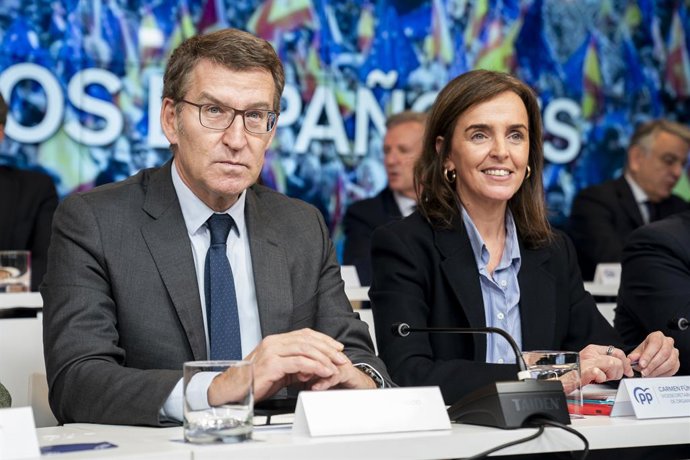 El líder del PP, Alberto Núñez Feijóo, i la sotssecretària d'Organització Territorial del PP, Carmen Fúnez, durant la Junta Directiva Nacional del Partit Popular, en la seu de Gènova, a 29 de gener de 2024, a Madrid (Espanya).