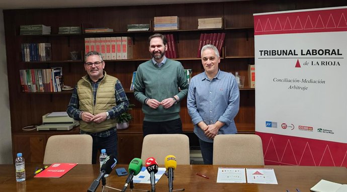 Los miembros del Patronato del Tribunal Laboral de La Rioja, con su presidente a la cabeza, el secretario general de la FER, Eduardo Fernández, junto a los secretarios generales de UGT y CCOO, Jesús Izquierdo y Jorge Ruano, en rueda de prensa