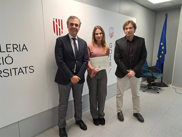 Maria Assumpció Janer recoge el Premio a la Excelencia Académica de Estudios Artísticos Superiores, que han entregado el conseller de Educación, Antoni Vera, y el director general de Universidades y Enseñanzas Artísticas Superiores, Sebasti Massanet.