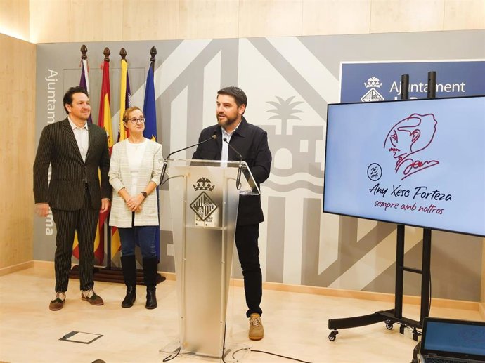 El concejal de Cultura, Javier Bonet, durante la rueda de prensa en Cort para anunciar el programa del Año Xesc Forteza.
